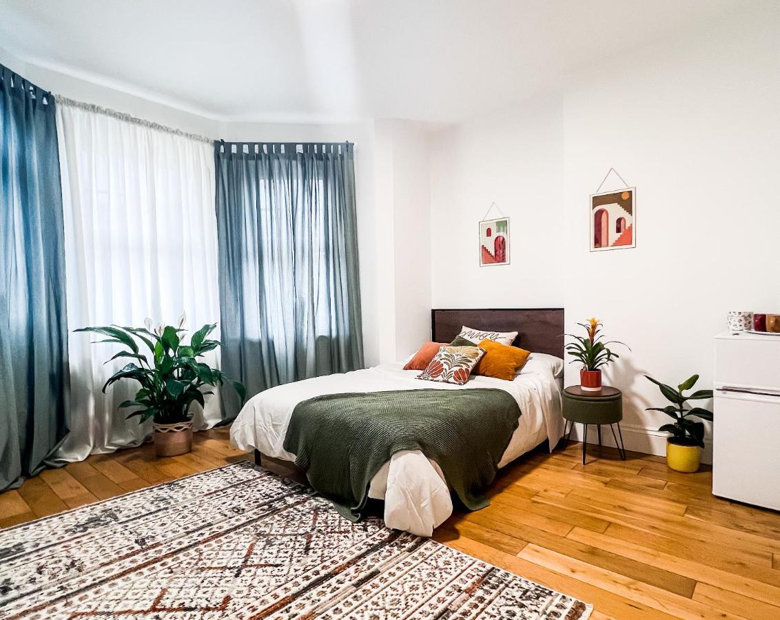 Zozy Happy Land Hotel Лондон Екстериор снимка