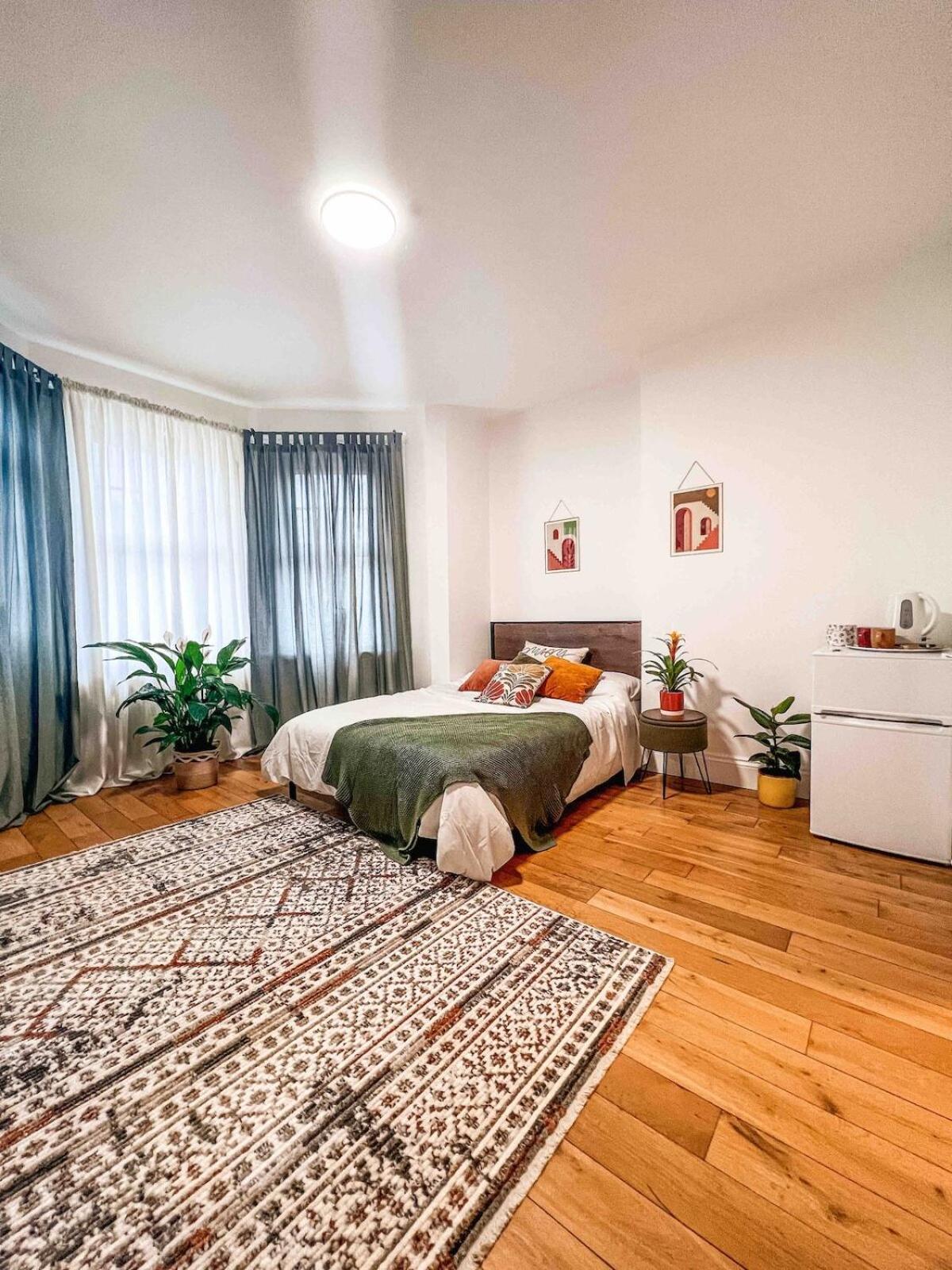 Zozy Happy Land Hotel Лондон Екстериор снимка